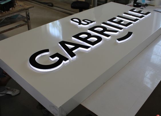 034 | Logo rectangular en acrílico 3D con iluminación