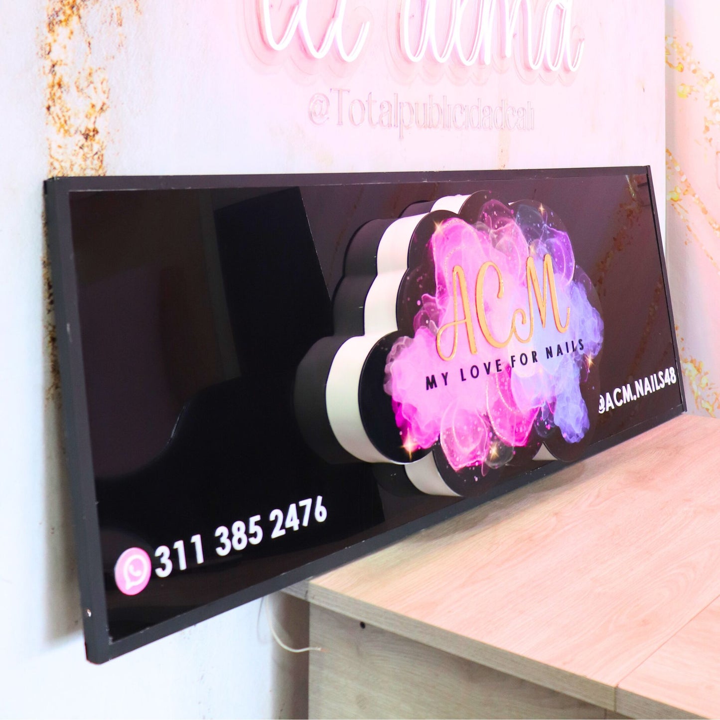 013 | Aviso con logo en nube 3D iluminado