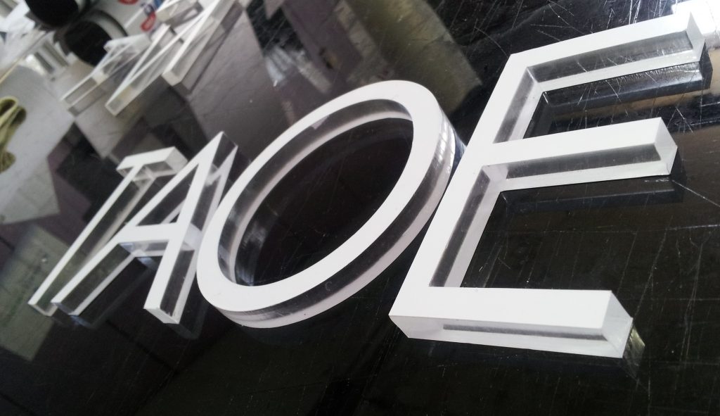 028 | Logo en acrílico 8mm