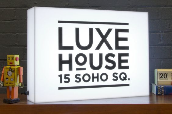 034 | Logo rectangular en acrílico 3D con iluminación